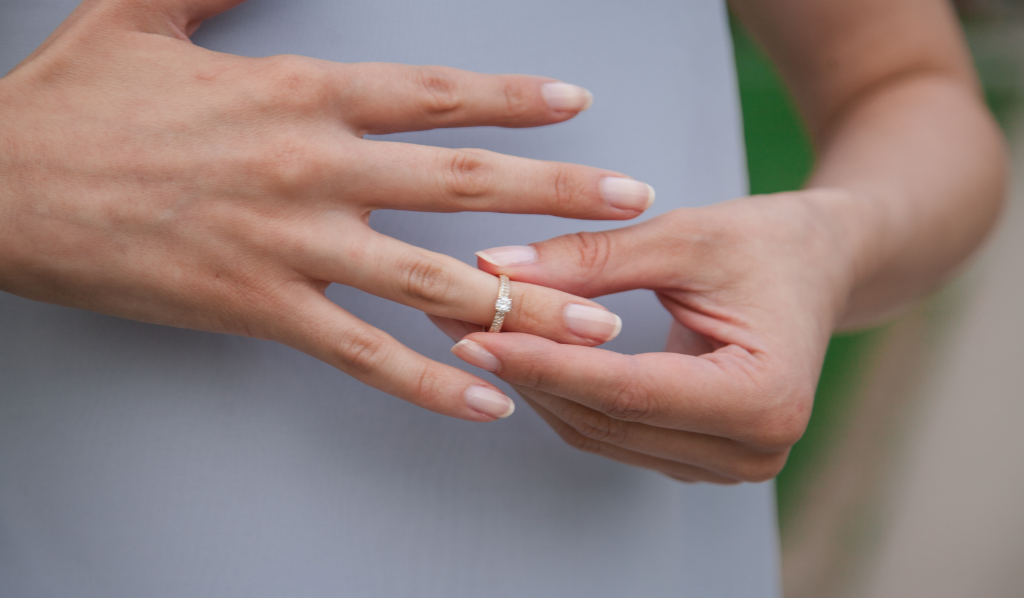 Sell engagement ring after divorce online