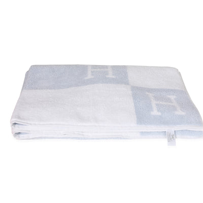 NIB  White & Blue Jacquard Terry Cloth Avalon Bath Towel