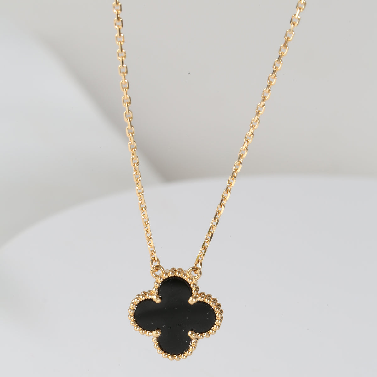 Alhambra Onyx Pendant in 18k Yellow Gold