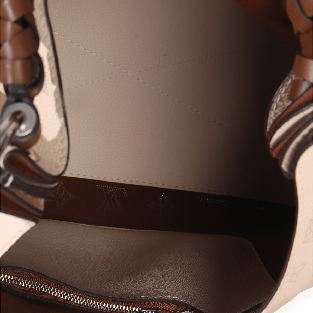 Louis Vuitton Creme Monogram Mahina Carmel Hobo Handbag av