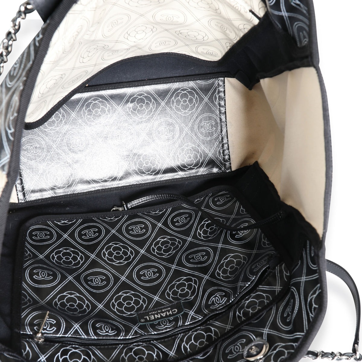 Chanel Black and Beige Coated Canvas and Leather Camellia & CC Print Shopper Tot Handbag av